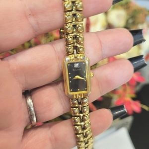 VINTAGE BULOVA GOLD WATCH W GENUINE DIAMOND 💎